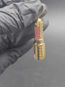 Pendentif de luxe en or laminé en forme de rouge à lèvres avec moissanite rose et taille brillant rond, cadeau à thème féminin - Product Image 2