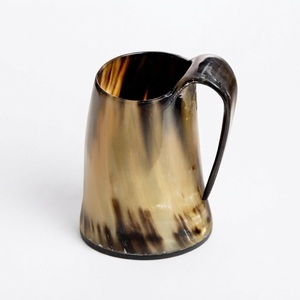 Chope à bière artisanale en corne de buffle polie naturelle, style Viking, avec base en bois, logo personnalisé, vente en gros - Product Image 2