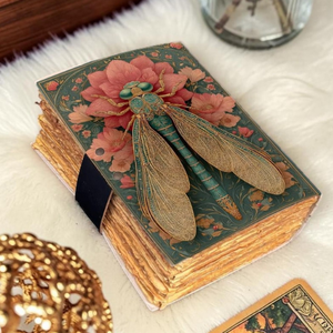 Carnet en cuir Libellule fait main, motif botanique floral, avec fermoir antique, pour écriture, cadeau pour les amateurs de jardin et de nature - Product Image 3