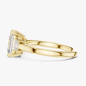 Bague de fiançailles à trois pierres en diamant de laboratoire taille émeraude 1,50 carat, or jaune 9K, vente en gros OEM, bijoux fins - Product Image 2