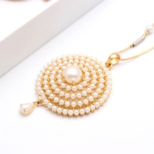 Conjunto de Collar con Colgante de Flor Chapado en Oro de Rajasthan, Collar de Perlas Blancas, Joyería Moderna de Bollywood, RAY FINE ORNATES, Certificado IGI, Regalo - Product Image 4