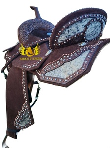 Silla de montar western personalizada de cuero marrón con detalles en piel de vaca, duradera, para espectáculos ecuestres, portátil, para carreras de barriles, con estructura de fibra. - Product Image 2