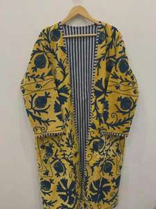 Kimono largo de terciopelo con bordado Suzani, cuello en V, manga larga, hecho a mano, clásico, estilo étnico, para invierno. - Product Image 5