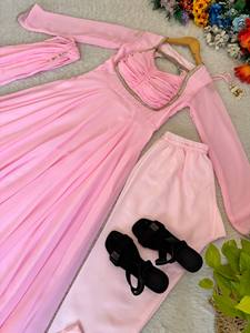 Offre Spéciale : Ensemble de Robe de Soirée Designer Fox Georgette avec Dupatta, Pantalon et Broderie Zari à Sequins Rembo 9MM – Disponible à la Vente - Product Image 6