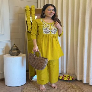 ชุดคุร์ตะปักลาย VASTRA COTTAGE สีมัสตาร์ด พร้อมกางเกงขายาว ชุดลำลองสำหรับผู้หญิง สวมใส่ได้ในงานปาร์ตี้ ชุดสไตล์ชาติพันธุ์ - Product Image 4
