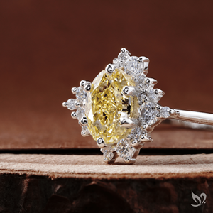 Bague de fiançailles élégante en or blanc 10 carats avec diamant de laboratoire ovale jaune intense de 1,01 carat - Product Image 4