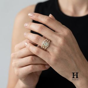 Juego de Anillos de Compromiso de Lujo de 3 Piezas con Diamantes Cultivados en Laboratorio con Corte de Pera, Oro Amarillo de 14K, Tiara de Hojas Marquise, Anillos Apilables para Novia - Product Image 5