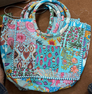 Bolso de Hombro Acolchado Hecho a Mano con Diseño de Patchwork – Bolso Tote de Tela Floral Colorida para Mujer, Bolso Ligero y Reutilizable para Uso Diario - Product Image 1