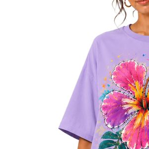 เสื้อยืดโอเวอร์ไซส์สีม่วงลาเวนเดอร์สำหรับผู้หญิง พิมพ์ลายดอกชบาสีสันสดใส เสื้อยืดลำลองผ้าฝ้ายสำหรับฤดูร้อน รับผลิตแบบ OEM ODM - Product Image 3
