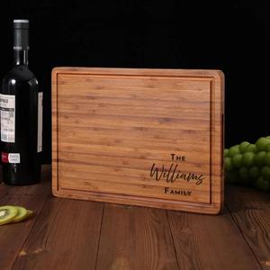 Planche à découper en bois personnalisée avec rainure pour jus, épaisse, durable, sûre pour les couteaux, idéale pour couper, servir et offrir - Product Image 2