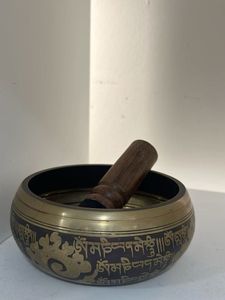 Bol chantant tibétain fait main en bronze, instrument de percussion pour la méditation, la guérison sonore et la pratique du yoga, avec marteau en bois - Product Image 2
