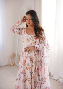 Magnifique robe Anarkali en georgette douce, prête à porter, avec dentelle sur le col, jupe ample et ensemble dupatta. - Product Image 4