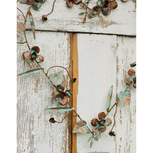 Corona rústica con forma de corazón hecha con delicadas guirnaldas de metal adornadas con flores de cobre, hojas y detalles de pátina verde para decoración. - Product Image 4