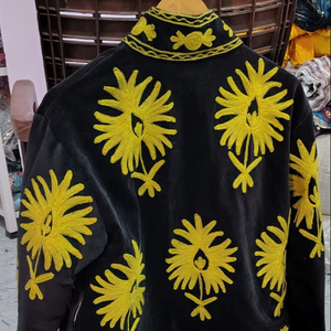 Veste en velours faite à la main avec broderie en point de chaînette motif tournesol jaune - Product Image 1