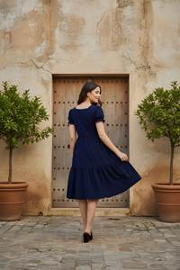 Robe midi bleue pour femme, coupe ajustée et évasée, en tissu de soie Delta, col carré, manches courtes, longueur normale, entièrement cousue, élégante, pour les occasions spéciales - Product Image 4