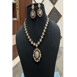 Conjunto de collar doble de moissanita chapado en oro de latón de calidad premium Royal para mujer, colección para bodas. - Product Image 1