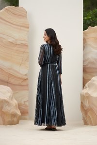 Robe longue élégante en georgette imprimée à chaîne, noire, col en V, manches trois quarts, longueur standard, doublure intérieure en crêpe, entièrement cousue, prête à porter - Product Image 4