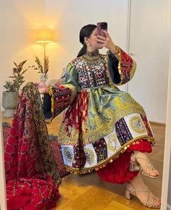 ชุดเจ้าสาวแบบอัฟกันคูชีแท้ๆ ลายหลากหลาย โดดเด่นด้วยงานปักลายปะติดหลากสีสัน และพู่ห้อยประดับเหรียญอย่างหนักแน่น - Product Image 3