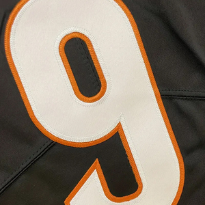 Maillot de football américain personnalisé au design attrayant, manches courtes, 100 % polyester respirant, imprimé, séchage rapide, protection UV - Product Image 3