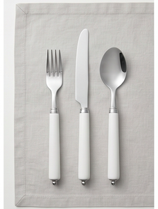 Ensemble de couverts de qualité supérieure avec manches blancs et têtes argentées, parfait pour les réunions de famille et les réceptions. - Product Image 4