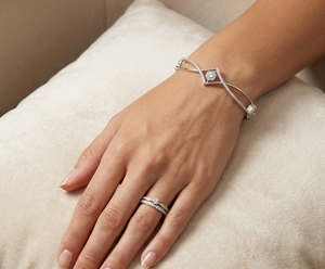 Bracelet jonc de luxe pour femme en or blanc 14 carats avec diamant de laboratoire taille brillant rond certifié IGI, idéal pour fiançailles, mariage ou soirée - Product Image 1