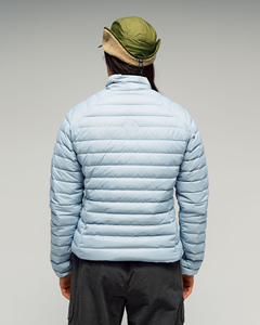 Chaqueta de invierno acolchada personalizada para mujer, ropa informal premium para exteriores, a prueba de viento, con cierre de cremallera y bolsillos laterales. - Product Image 3