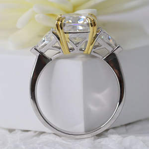 Anillo de compromiso y boda de tres piedras con moissanita de corte cojín de 4 quilates, bicolor, de plata de ley 925, moderno, para fiesta, regalo de aniversario para mujer - Product Image 3