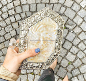 Bolso de mano hecho a mano de latón para mujer, fregona de diseño, manualidades de lujo para bodas, fiestas, uso nocturno, bolso de nácar hecho a mano - Product Image 3