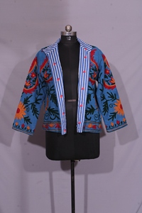 Veste TNT brodée Suzani bleue faite à la main – Motif floral folklorique sur le manteau. - Product Image 3
