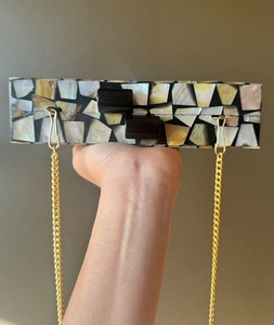 Bolso de mano vintage de resina y madera para mujer, elegante y portátil, con cremallera y tapa abierta - Product Image 3