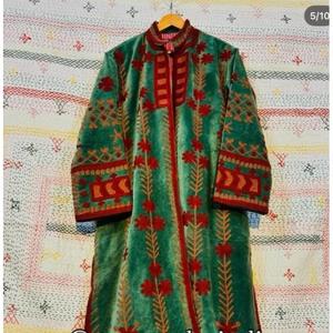 เสื้อแจ็คเก็ตกำมะหยี่ทอมือลายดอกไม้สไตล์โบฮีเมียน  งานปักลายซูซานีสุดหรู  เป็นมิตรต่อสิ่งแวดล้อม เหมาะสำหรับผู้หญิงใส่ในฤดูหนาว  ผลิตโดย SR Exports - Product Image 5