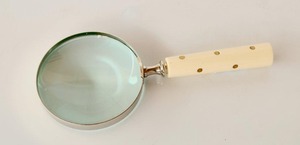 Loupe ronde portative avec poignée crème et cadre métallique pour la lecture, l'artisanat et l'affichage - Product Image 4