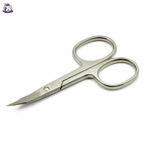 Ciseaux à cuticules Ryzer Studio de haute qualité, sûrs et en acier inoxydable, avec étui en cuir, pour la maison et la beauté. - Product Image 2