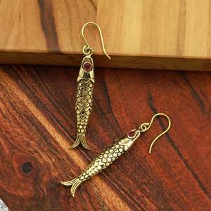 Boucles d'oreilles pendantes en laiton vintage faites à la main, motif poisson sculpté artisanal avec accent en pierre précieuse, style bohème minimaliste - Product Image 3