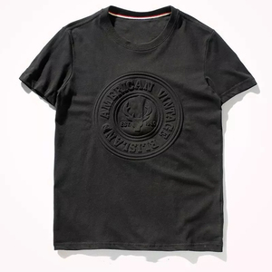 Camiseta de Manga Corta para Hombre, Estilo Americano Vintage con Logotipo en Relieve, Cuello Redondo, Tejido de Punto, Color Negro - Product Image 1