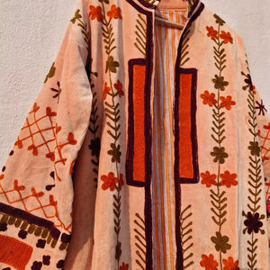 Veste longue en velours SUZANI, broderie florale traditionnelle de haute qualité |   Manteau d'hiver bohème brodé de fleurs, prix de gros - Product Image 1