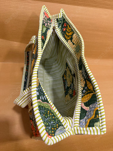 Sac fourre-tout matelassé vert floral fait main en tissu imprimé, sac à bandoulière léger pour le quotidien, sac de shopping de créateur - Product Image 4