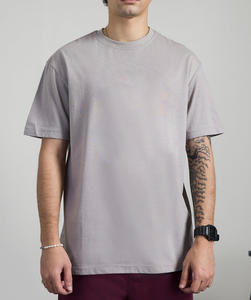 T-shirt pour homme anti-rides en tricot gaufré avec patchs universitaires, polyester de haute qualité, vêtement décontracté à séchage rapide - Product Image 1