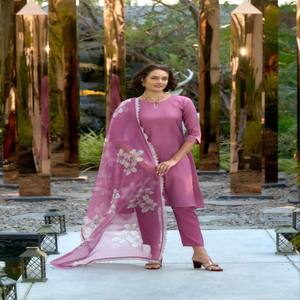 Ensemble Kurti Pantalon Dupatta VASTRA COTTAGE, broderie de sequins sur le col, doublure en coton, tenue ethnique élégante pour femmes - Product Image 2