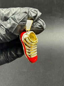 Colgante de zapatilla deportiva chapado en plata 925 roja con detalles de diamantes, estilo hip-hop, joyería unisex. - Product Image 1
