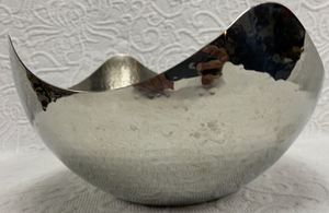Bol en argent martelé motif vague océanique, récipient métallique ondulé, coupelle artisanale en acier courbé, coupelle sculptée Horizon en argent - Product Image 6