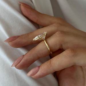 Bague solitaire en diamant de laboratoire de 5 carats, taille poire, E VS1, or 14 carats, certifiée IGI - Product Image 4