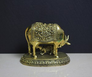 Statue de vache et de veau en laiton de haute qualité, décoration pour temple hindou et maison, fabriquée au Rajasthan, artisanale, excellent prix - Product Image 2