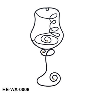 Arte de pared de hierro hecho a mano con siluetas estilizadas de copas de vino en espiral y elegantes acabados en pintura en polvo negra. - Product Image 3