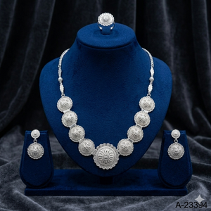Ensemble collier, boucles d'oreilles et bague classiques plaqués or 24 carats, motif floral, bijoux de mariage pour femmes A-23393 - Product Image 2