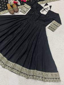 Robe longue traditionnelle indienne et pakistanaise noire en rayonne brodée avec des détails argentés, coupe classique, pour les mariages - Product Image 4