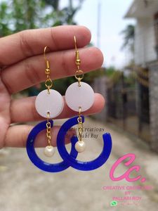 Boucles d'oreilles classiques à clip en résine colorée faites à la main pour femmes, bijoux artistiques légers et personnalisables pour les fêtes - Product Image 2