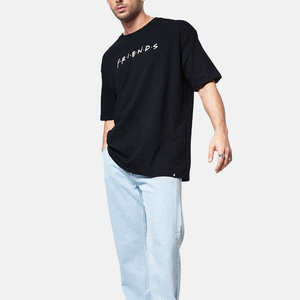 Camiseta extragrande exclusiva con corte relajado y tacto suave, ideal para crear looks urbanos frescos y cómodos - Product Image 3