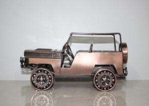 Sculpture de voiture Jeep en métal moderne, artisanale, par NIRMALA HANDICRAFT |   Décoration de table en fer finition cuivre antique du Rajasthan - Product Image 5