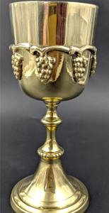 Calice en laiton vintage avec motif de raisin, décoration religieuse dans une boîte en velours, gravure médiévale en cuivre, motif de raisins, métal - Product Image 5